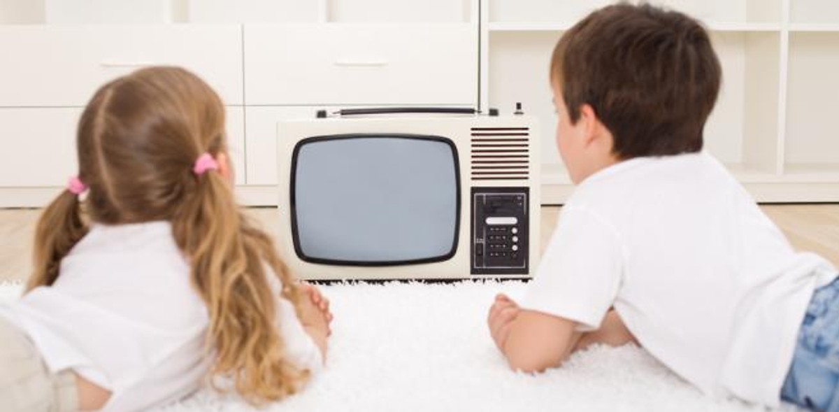 Nowe media narodowe Po zmianach wprowadzonych przez PiS, powstaną nowe media określane jako narodowe. Instytucjami mediów narodowych mają być Polskie Radio i Telewizja Polska z oddziałami regionalnymi/terenowymi oraz Polska Agencja Prasowa. Ustawa medialna PiS wymienia szereg zadań mediów narodowych, jakie wynikają z misji publicznej, w tym między innymi: pozyskiwanie i przekazywanie odbiorcom rzetelnych, obiektywnych i wszechstronnych informacji z kraju i z zagranicy, kultywowanie tradycji narodowej oraz wartości patriotycznych i humanistycznych, popularyzowanie różnych form obywatelskiej aktywności czy ułatwianie dostępu do obiektywnej informacji oraz tworzenie warunków pluralistycznej debaty o sprawach publicznych. Szczegóły projektu znajdziesz tutaj>> Ponadto media narodowe będą musiały respektować chrześcijański system wartości, przyjmując za podstawę uniwersalne zasady etyki.