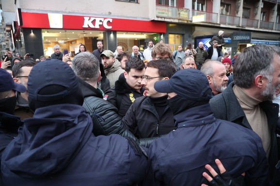 DEMONSTRANTI GAÐALI POLICIJU Napeto na Trgu republike, prisutna i Žandarmerija: Privedeno više lica, blokiran saobraćaj (FOTO)