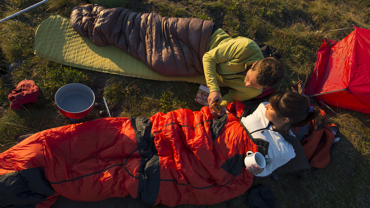 Śpiwór to jeden z nieodłącznych elementów każdej outdoorowej wycieczki. Niewielu jednak zdaje sobie sprawę z tego, że inny rodzaj śpiwora zabiera się na nocleg w ciepłe, letnie noce, a inny w jesienne, kiedy robi się już o wiele chłodniej. Który więc z wielu zabrać na outdoorową wycieczkę w nadchodzące, zimne noce?