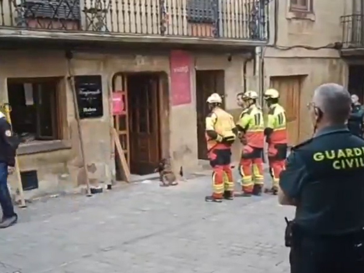 URUŠIO SE BAR! Horor prizori iz Španije, 50 ljudi se nalazilo u objektu: Prvo je pod propao, a onda je PAO PLAFON (FOTO, VIDEO)