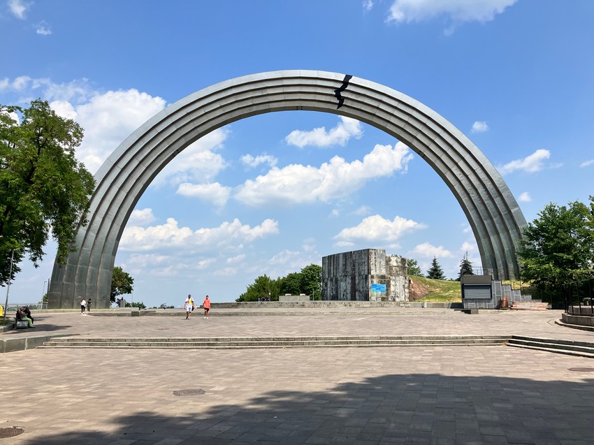 Ispod luka se nekada nalazio sovjetski spomenik. Luk je pre nekoliko godina ukrašen "pukotinom"