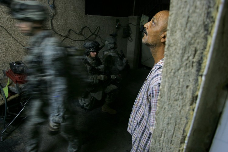 Domy mieszkańców irackiej stolicy są często wizytowane przez amerykańskie wojska. Podczas tych wizyt Irakijczycy są przesłuchiwani lub zatrzymywani, a ich domy przeszukiwane. Często odbywa się to nocą