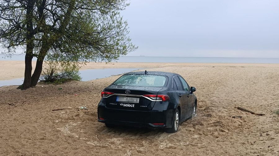 Auto zakopane w piasku na plaży w Jelitkowie