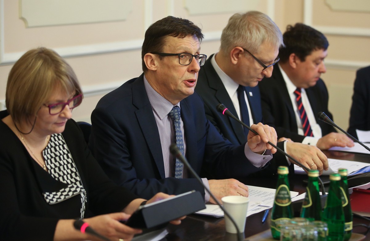 Przewodniczący komisji, poseł PiS Marek Ast oraz zastępcy przewodniczącego, posłowie PiS Barbara Bartuś i Stanisław Pięta