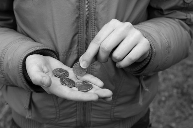 Ponad milion dzieci w Wielkiej Brytanii doświadczyło w ubiegłym roku najbardziej skrajnej formy ubóstwa, czyli ich rodzin nie było stać na odpowiednie wyżywienie, ubranie, zachowywanie higieny lub utrzymanie ciepła - wynika z opublikowanego we wtorek raportu Fundacji Josepha Rowntree (JRF).