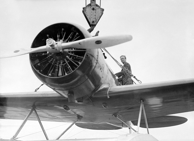 Charles Lindbergh na skrzydle swojego samolotu w 1933 r.