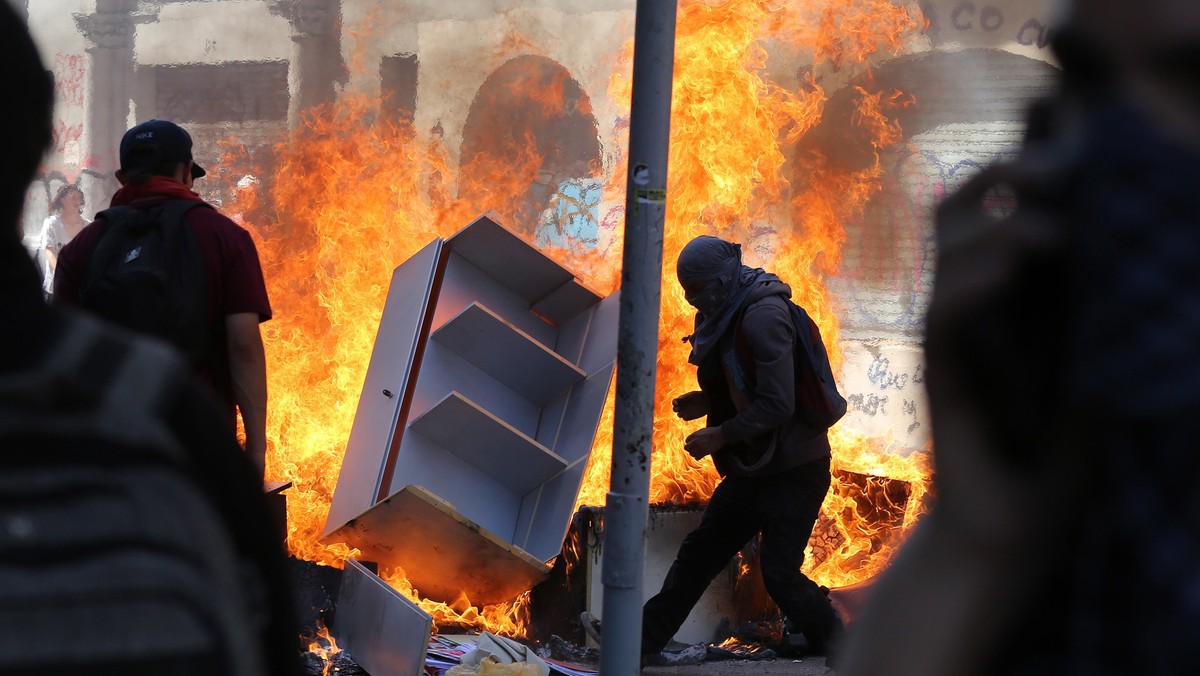 Polak, nauczyciel angielskiego, zmarł w wyniku rany postrzałowej głowy, zadanej z broni teścia - podają chilijskie media. Emerytowany wojskowy miał próbować powstrzymać grabież supermarketu.