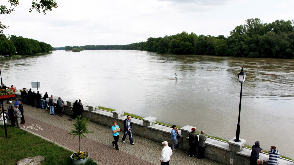 W Nowej Soli (Lubuskie) zamontowano pierwsze półpodziemne pojemniki na śmieci. W ten sposób lokalne władze chcą poprawić estetykę w centrum miasta. Na początek z nowych pojemników będzie korzystać 10 wspólnot mieszkaniowych.