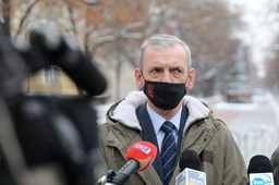 Zmniejszenie dostaw szczepionek. "Dodanie nauczycieli do grupy seniorów jest absolutnie niemożliwe"