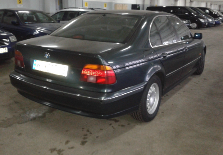 BMW 528i - 2000 rok - przebieg 311 236 km. Cena wywoławcza 11 000 zł