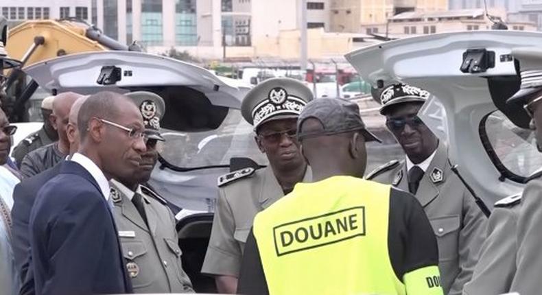 Abdoulaye Daouda Diallo, Ministre des finances et du budget (à gauche en costume foncé) Saisie de 1,3T de cocaïne au port de Dakar