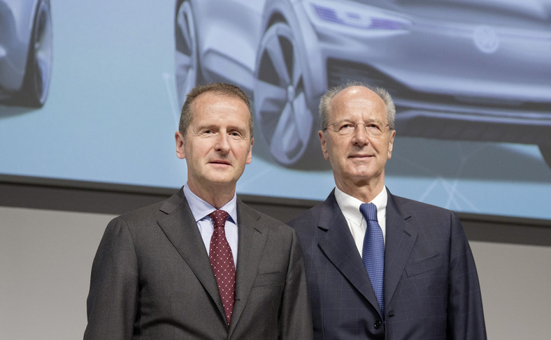 Dyrektor generalny Volkswagena Herbert Diess i prezes firmy Hans Dieter Poetsch