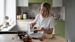 o tej godzinie powinieneś pić kawę. naukowcy ustalili konkretną godzinę