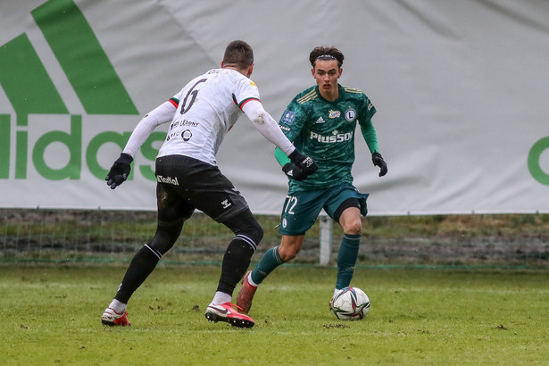 Piłkarz Legii Warszawa Igor Strzałek (P) i zawodnik GKS Tychy Nemanja Nedić (L)