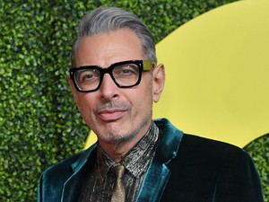 Mindenki nevetséges lenne egy ilyen öltönyben, de ő ultramenő benne