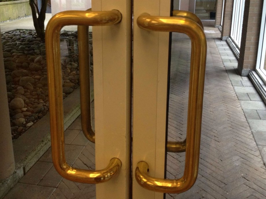 the-quickest-way-to-make-someone-look-like-a-doofus-is-to-install-ambiguous-handles-on-public-doors-no-matter-whether-you-push-or-pull-you-somehow-always-end-up-being-wrong