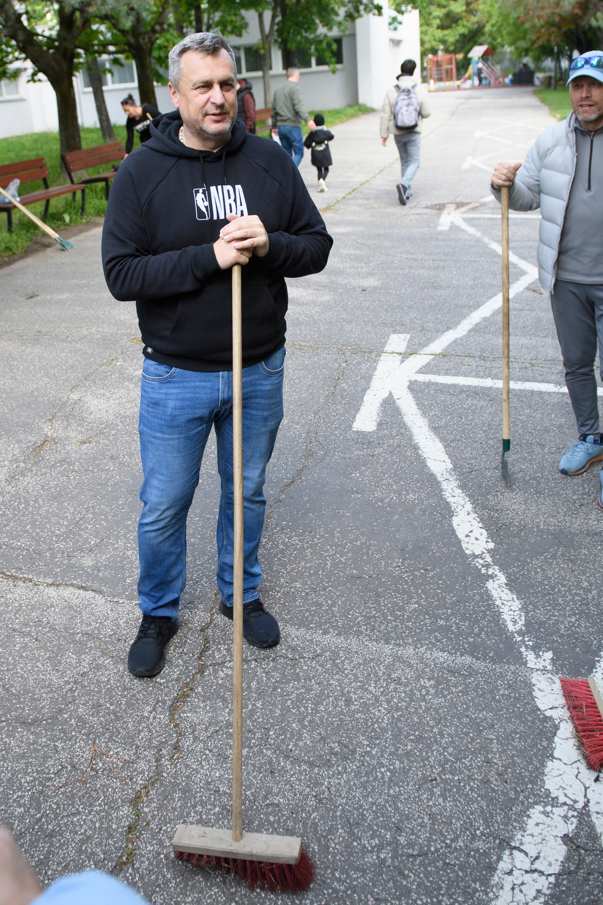 Andrej Danko počas upratovania Dúbravky.