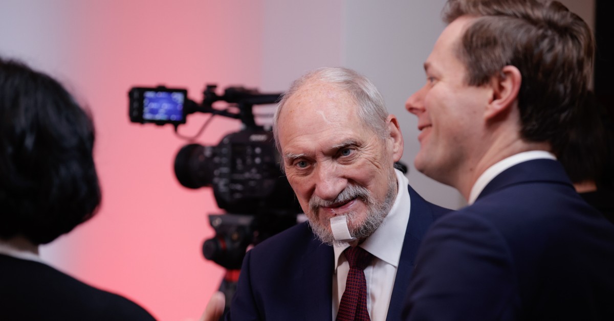 Ujawnienie informacji niejawnych? Jest akt oskarżenia wobec Macierewicza