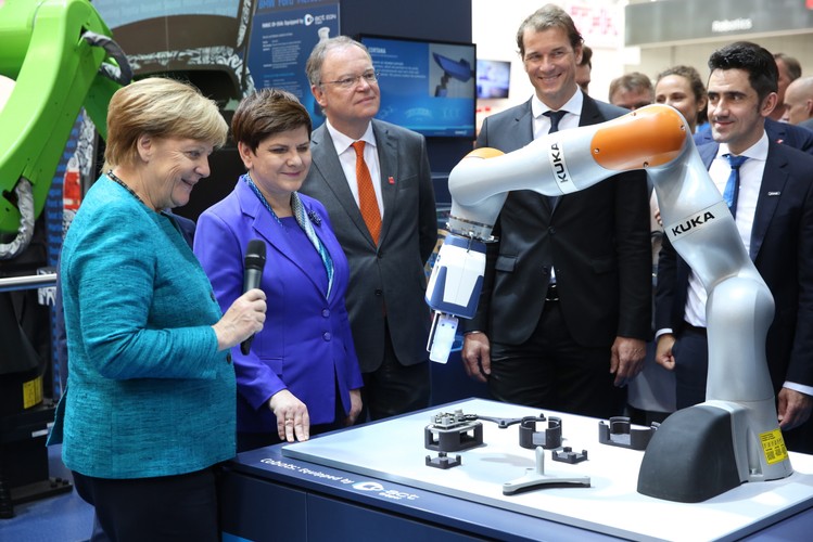 Kanclerz Niemiec Angela Merkel i polska premier Beata Szydło podczas zwiedzania stanowisk na międzynarodowych targach przemysłowych Hannover Messe 2017
