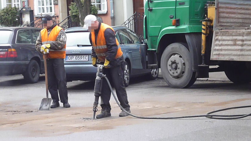 Drogowcy latają dziury 