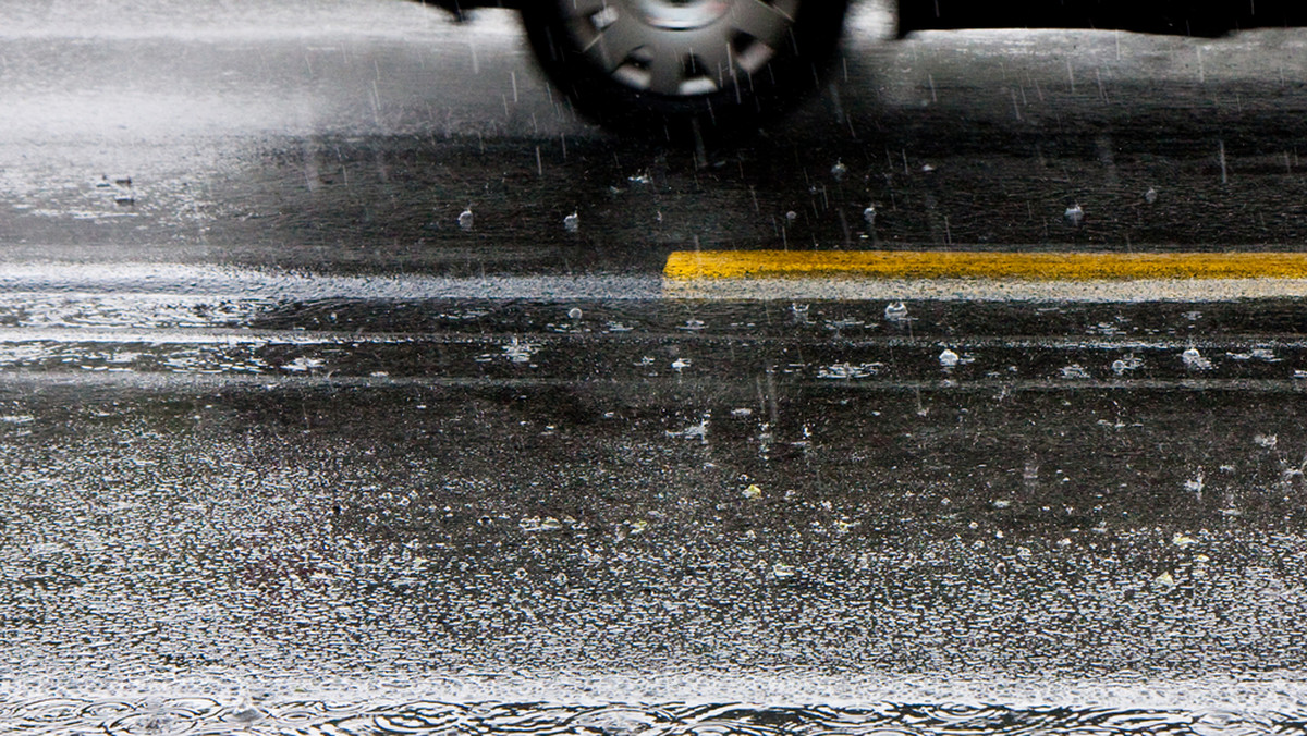 W jedenastu województwach mogą wystąpić oblodzenia dróg i chodników po opadach deszczu i deszczu ze śniegiem - ostrzega dziś Instytut Meteorologii i Gospodarki Wodnej. "Zachowajcie ostrożność!" - apeluje Rządowe Centrum Bezpieczeństwa.