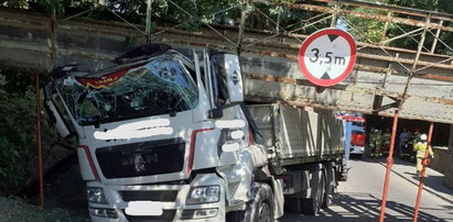 Ciężarówka nie zmieściła się pod wiaduktem w Sierakowie. Konstrukcja runęła