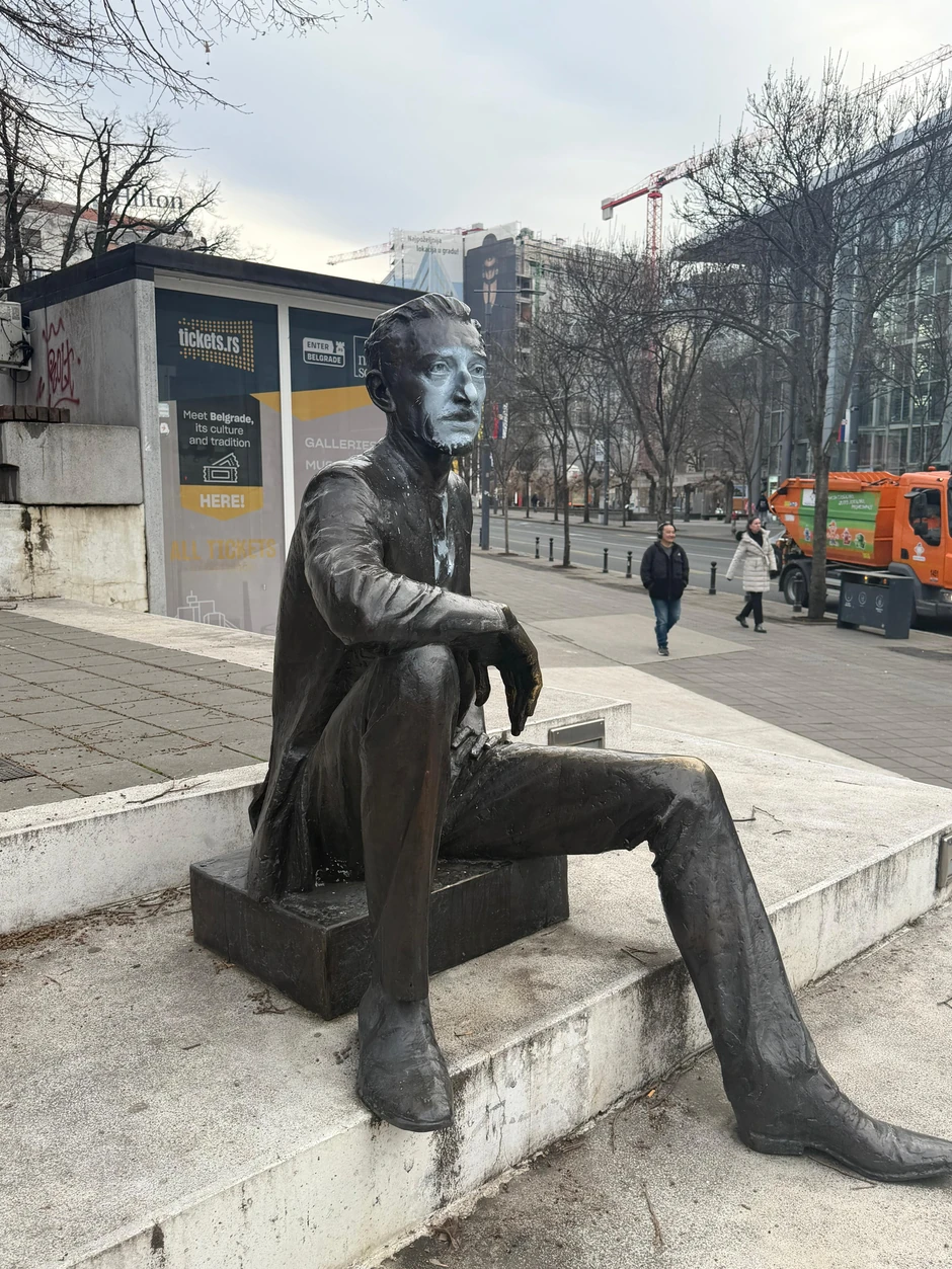 Oskrnavljen spomenik Borislavu Pekiću 