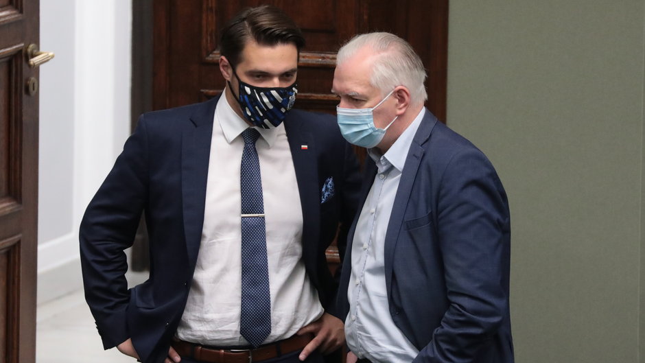 Michał Wypij i Jarosław Gowin na sali posiedzeń Sejmu (23.07.2021)