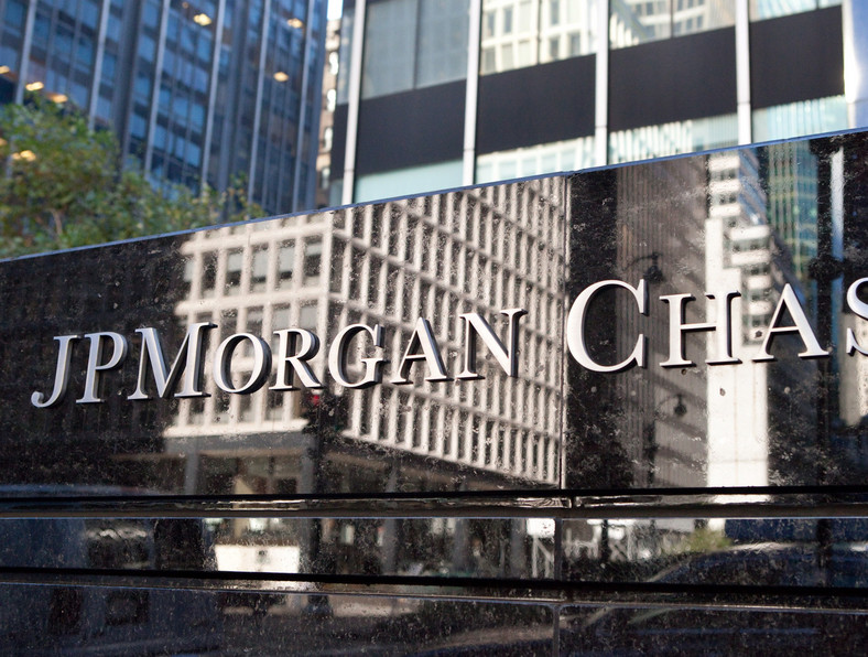 JPMorgan, jedyny bank w Stanach Zjednoczonych, który nie notował strat w trakcie kryzysu finansowego, zwiększa bonusy członkom komitetu operacyjnego