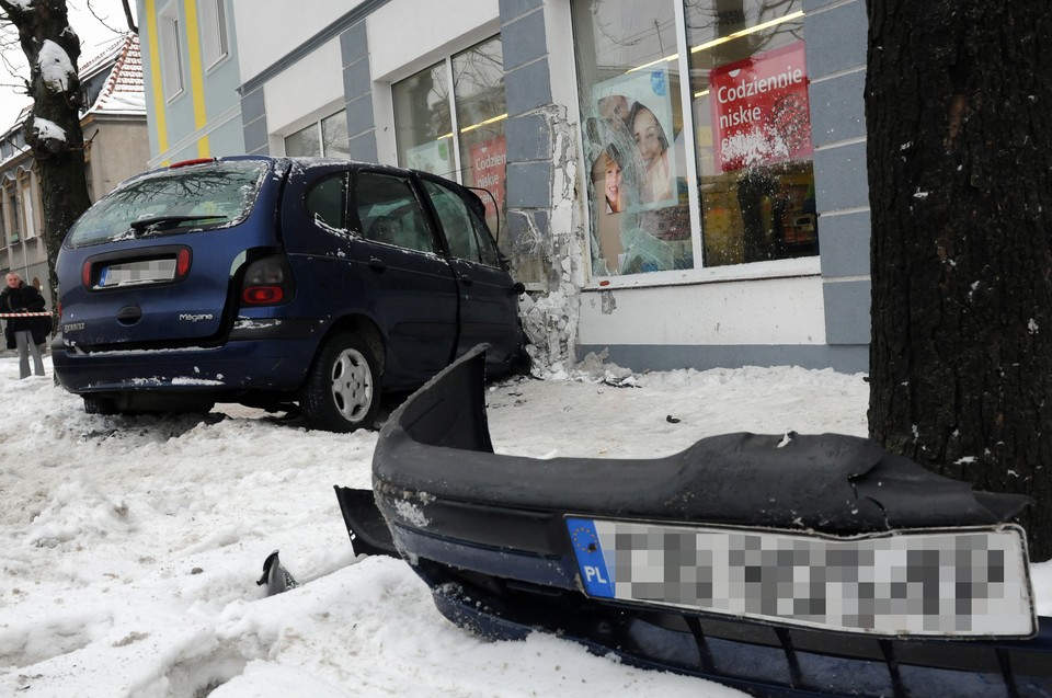 BYDGOSZCZ SAMOCHÓD WJECHAŁ W SKLEP