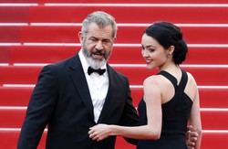 Mel Gibson z piękną i młodą narzeczoną w Cannes [ZDJĘCIA]