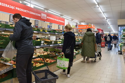 Spadek cen widać w zakupach Polaków. Ważny wskaźnik dla gospodarki rośnie