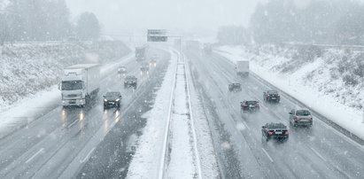 Niebezpiecznie na drogach z powodu śniegu, deszczu i mgły