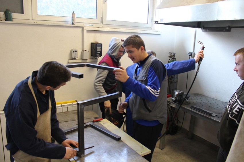 Bravari u školi u Bosanskoj Krupi