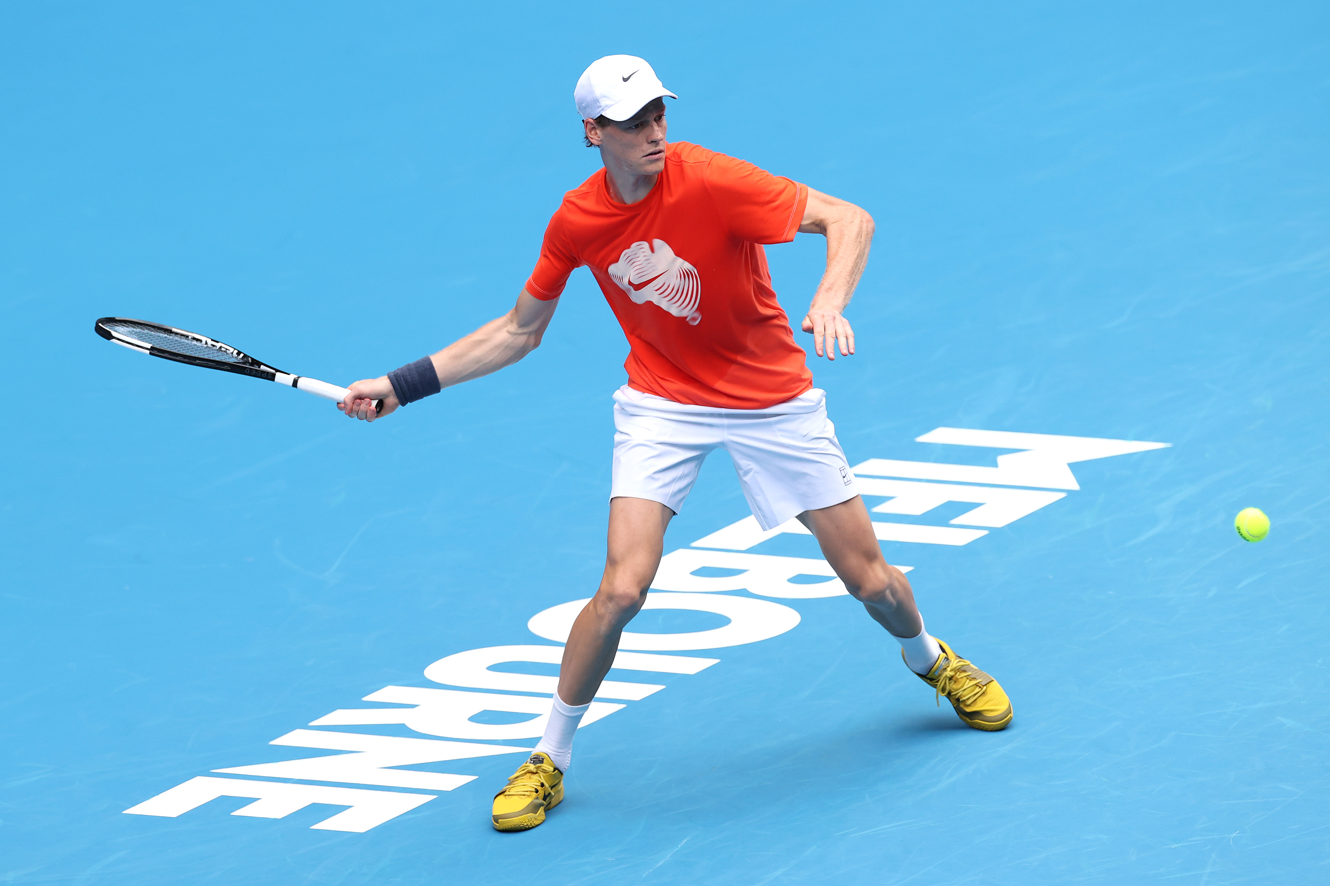 Sinner difende domani il titolo agli Australian Open: nel mirino il terzo trionfo