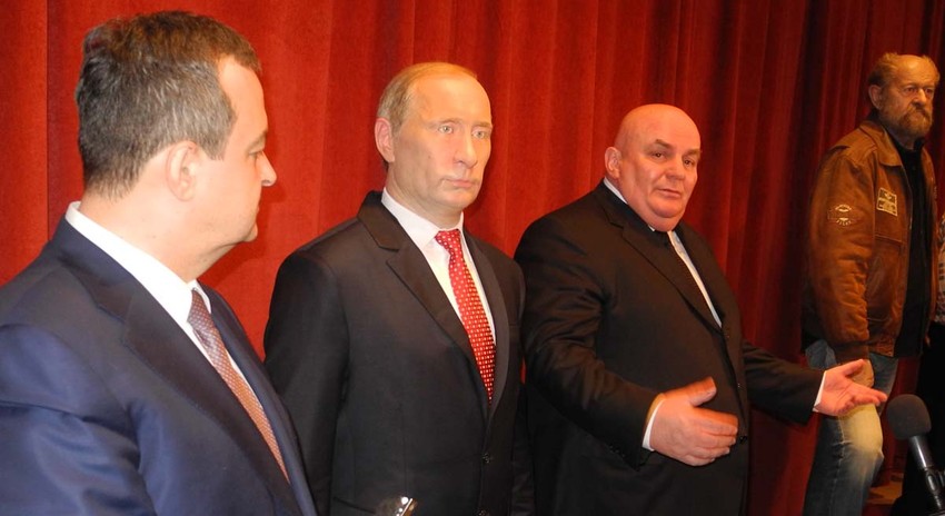 Ivica Dačić i Dragan Marković pored voštane figure Vladimira Putina