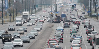 Samochody stoją w korku po karambolu