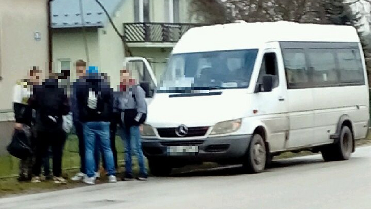 Pół promila alkoholu w organizmie miał kierowca kursowego busa, którego zatrzymali do kontroli funkcjonariusze z Wydziału Ruchu Drogowego Komendy Wojewódzkiej Policji w Kielcach. 47-letni mężczyzna na "podwójnym gazie" przewoził 25 pasażerów na trasie z Chmielnika do Pińczowa.