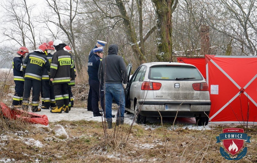 Samochód uderzył w drzewo. Wypadek pod Łowiczem