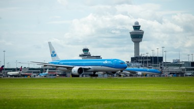 chaos na lotniskach w europie. tysiące pasażerów unieruchomionych