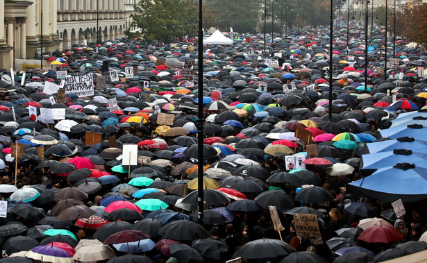 Uczestnicy "czarnego protestu" odpowiadają prokuraturze i... donoszą sami na siebie