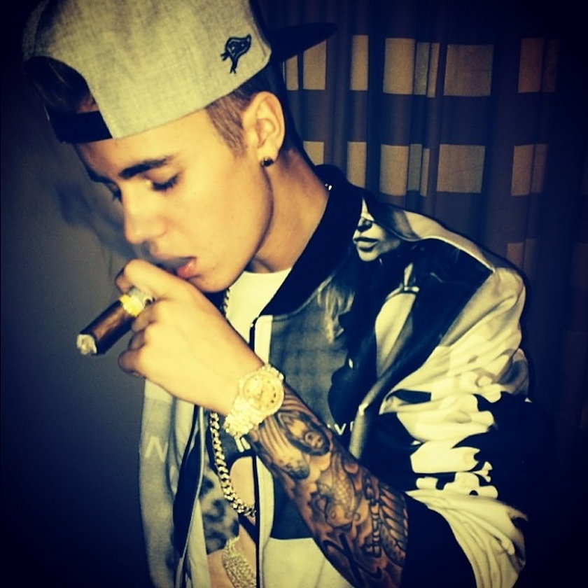 Justin Bieber z cygarem