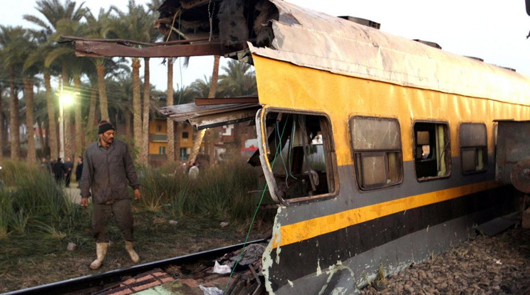 Vonatszerencsétlenség Egyiptomban