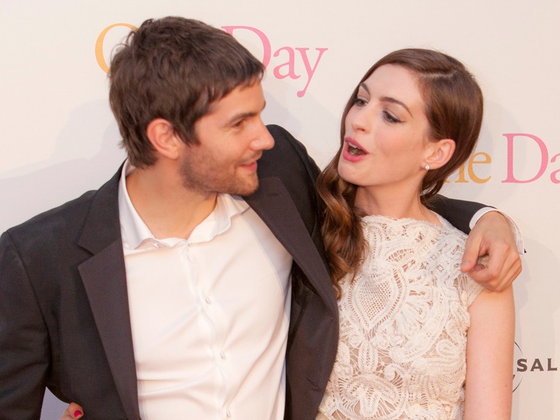 Anne Hathaway z Jimem Sturgessem – gwiazdy na premierze "One Day"