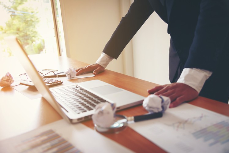 <strong>STIR czyli ryzyko zablokowanych kont </strong>

<br>1 stycznia 2018 weszła w życie ustawa o STIR czyli Systemie Teleinformatycznym Izby Rozliczeniowej. Ideą systemu jest oszacowanie ryzyka wystąpienia nadużyć podatkowych przy wykorzystaniu banków lub SKOK-ów. Szybką reakcję skarbówki ma zapewnić wymiana informacji o rachunkach firmowych między Krajową Administracją Skarbową a instytucjami finansowymi. Jak przewidziano w ustawie, chodzi także o te dane, które objęte są tajemnic ą bankową. <br>

<br>Ustawa poszerza także uprawnienia funkcjonariuszy  Krajowej Administracji Skarbowej. Szef KAS będzie miał możliwość zlecenia bankom blokady podejrzanych rachunków firmowych. Na mocy postanowienia wydanego przez Szefa KAS rachunek takiego podmiotu będzie zablokowany maksymalnie na 72 godziny, jeśli uprzednia analiza wskaże na duże ryzyko wykorzystania działalności instytucji finansowych do wyłudzeń skarbowych. W szczególnych przypadkach, dostęp do rachunku zostanie zablokowany do 3 miesięcy. <br>