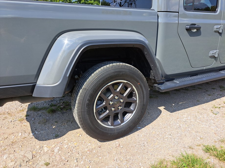 Jeep Gladiator ma prześwit odpowiedni do jazdy w trudnym terenie. Nie trzeba obawiać się głębokich kolein ani przydrożnych kamieni.