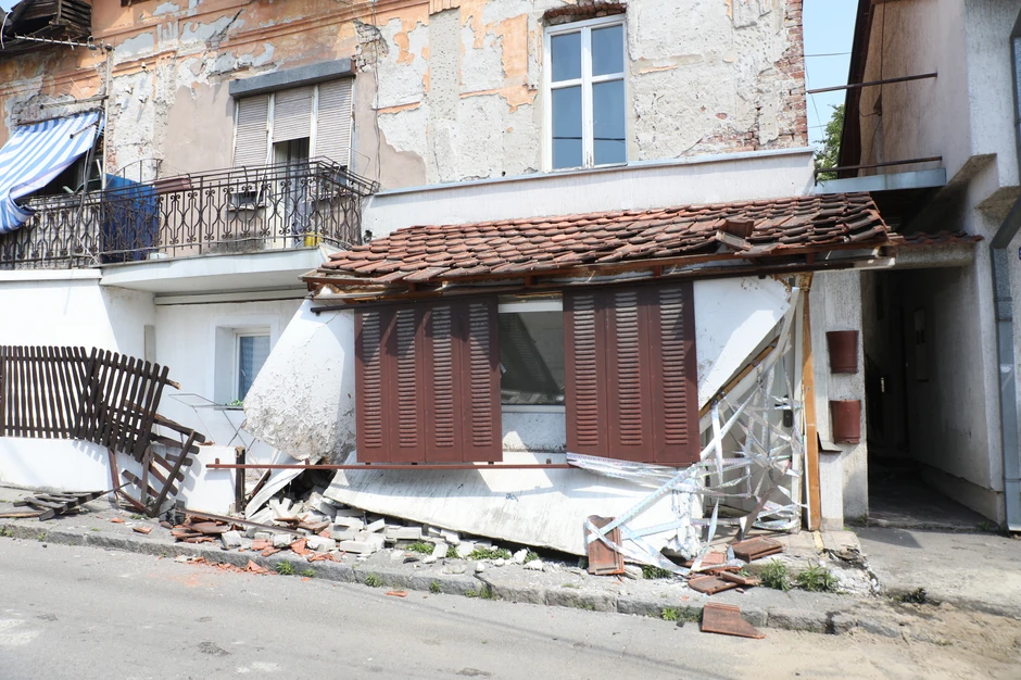 Ulaz u kuću u Šumatovačkoj ulici potpuno uništen 