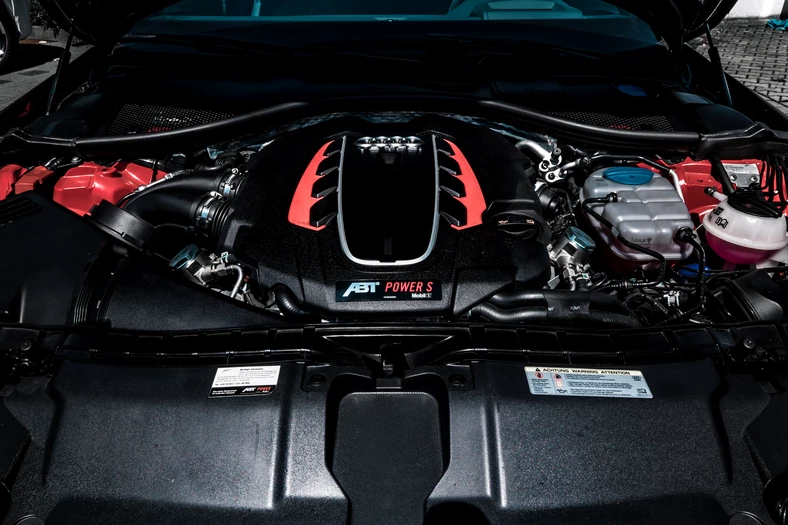 Standardowy silnik V8 po modyfikacjach ABT osiąga aż 730 KM. Prędkość maksymalna samochodu wynosi 320 km/h
