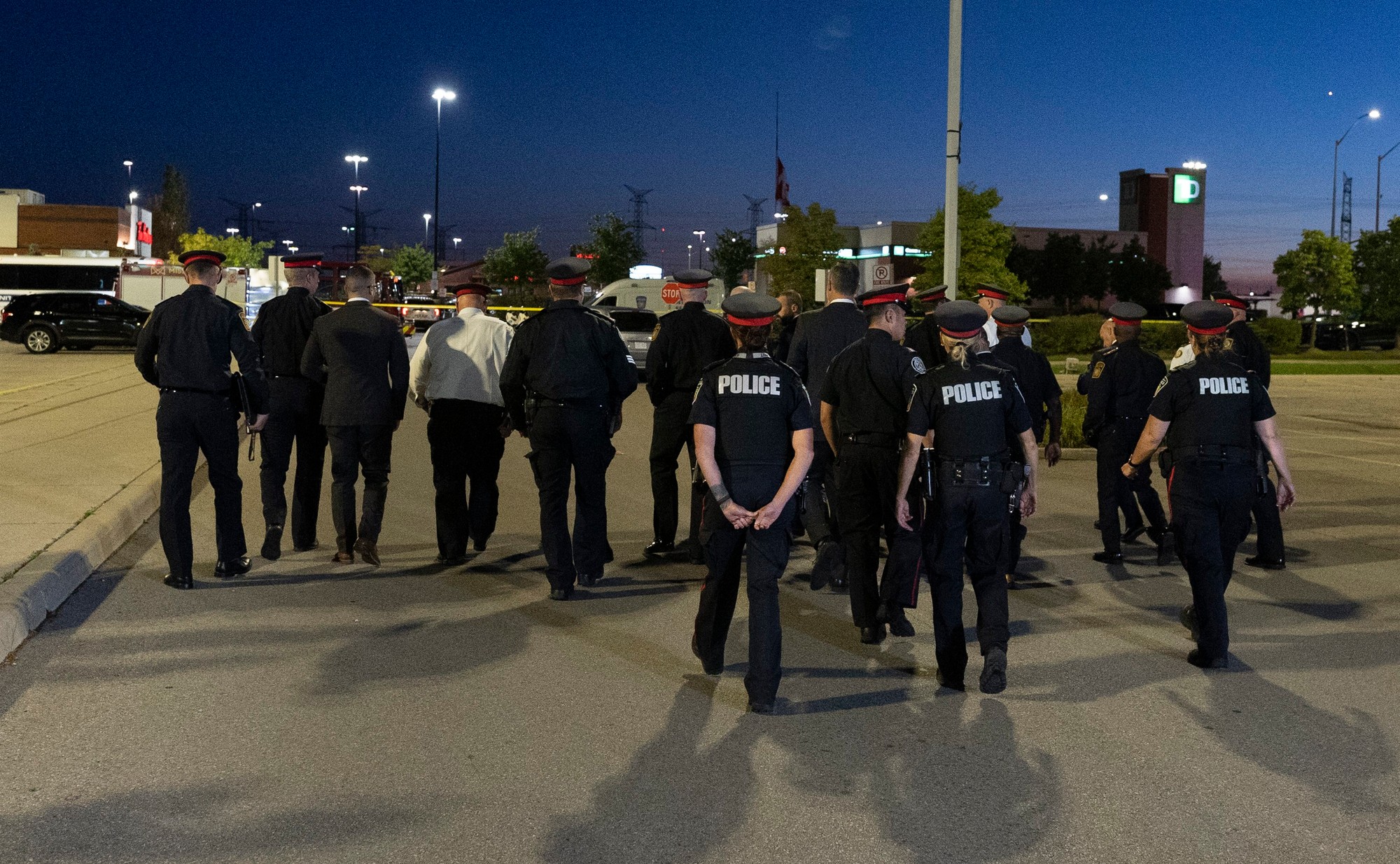 Ozbrojený muž zastrelil v Kanade policajta a ďalšiu osobu, zranil troch ľudí.