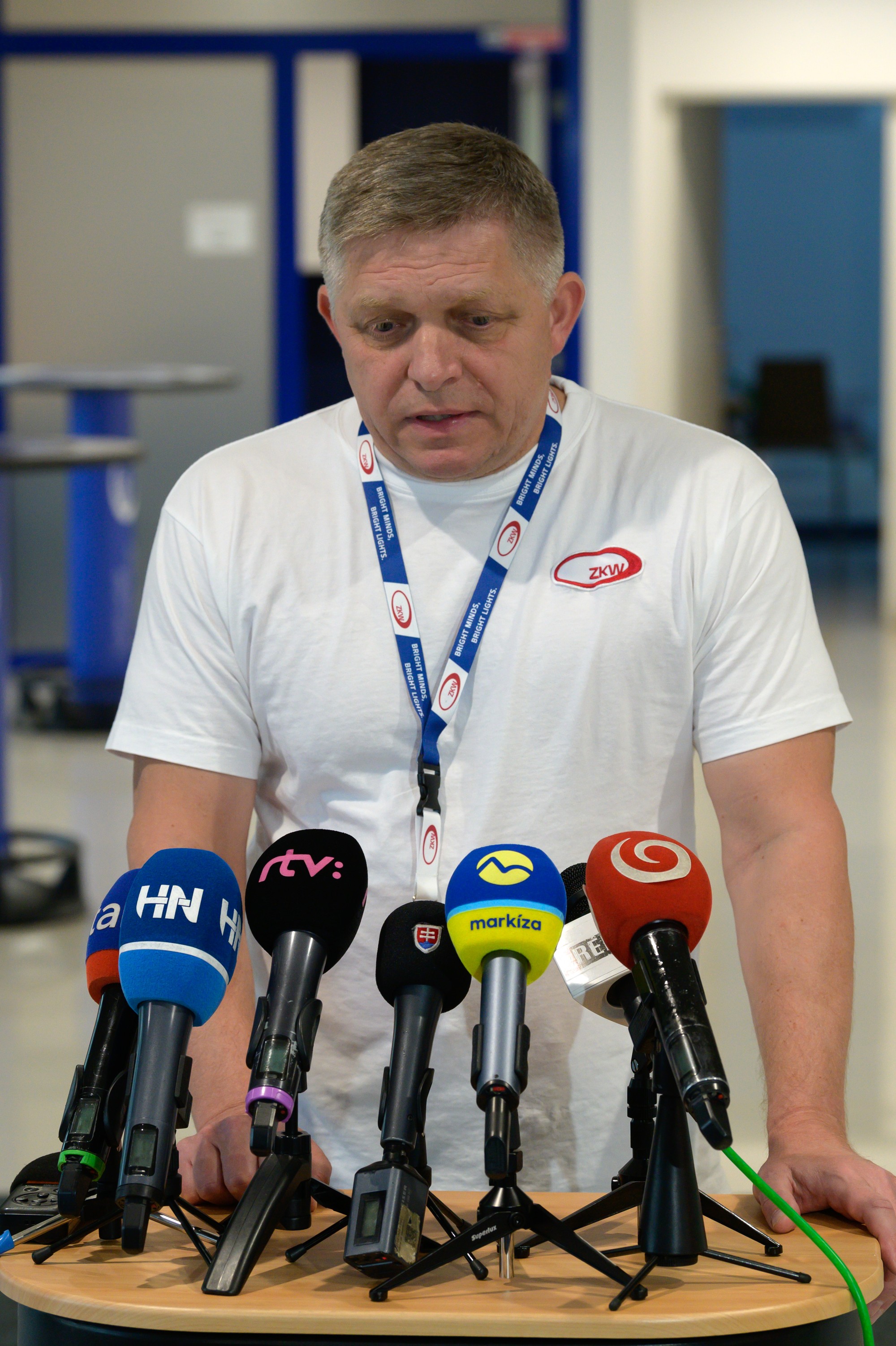 Predseda vlády SR Robert Fico (SMER-SD) po odpracovaní nočnej zmeny v závode ZKW Slovakia s. r. o. v obci Krušovce.
